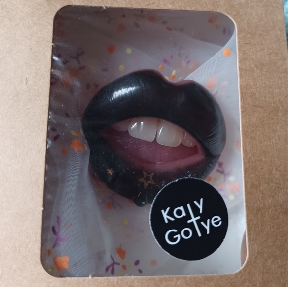 Sexy Emo Lips Brooch Handmade OOAK - Picture 5 of 7